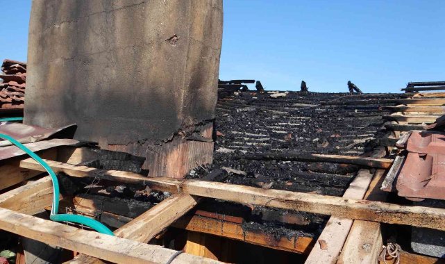 Çatı yangını itfaiyenin erken müdahalesi ile büyümeden söndürdü