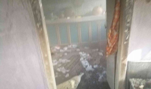 Çatıda çıkan yangın evi kullanılamaz hale getirdi