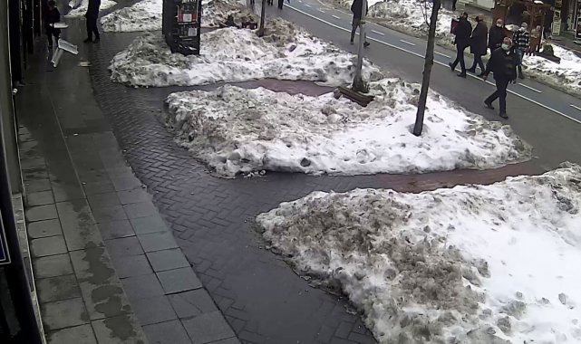 Çatıdan düşen buz kütlesinin altında kalmaktan son anda kurtuldular