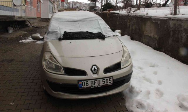 Çatıdan düşen kar kütlesi araçlara zarar verdi