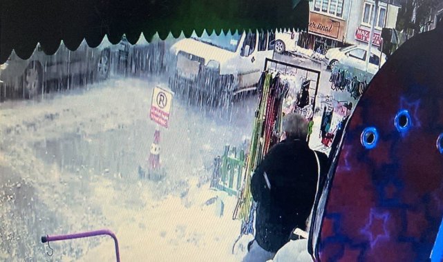 Çatıdan düşen kar kütlesinden tentene korudu, o anlar kamerada