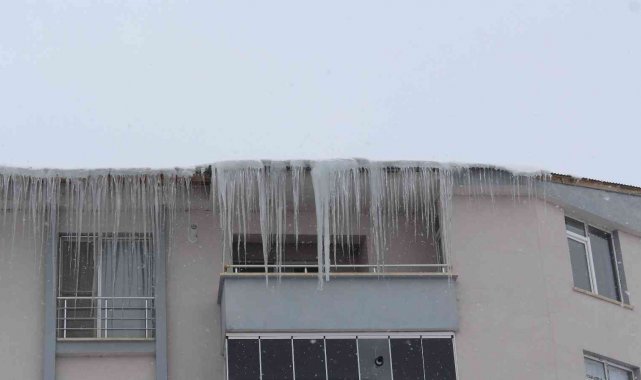 Çatılarda oluşan buz sarkıtları 3 metreyi buldu