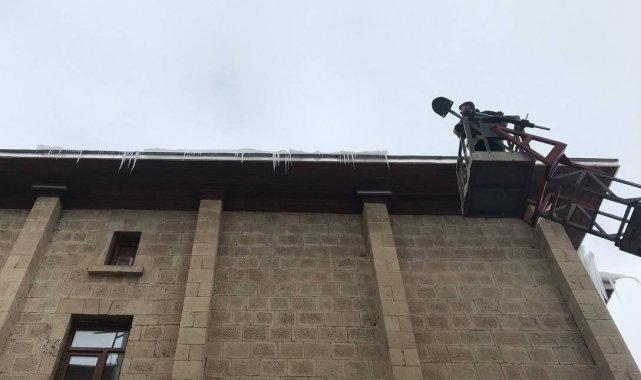 Çatılarda tehlike saçan buz kütleleri temizlendi