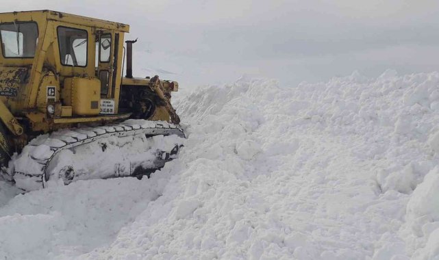 Çayırlı'da karla kaplı köy yolları açılıyor