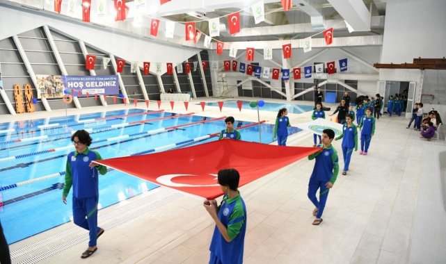 Çayırova'da Yüzme Şenliği düzenlendi