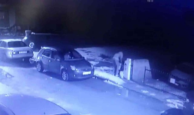 Çekmeköy'de apartman bahçesinin kapısının çalındığı anlar kamerada