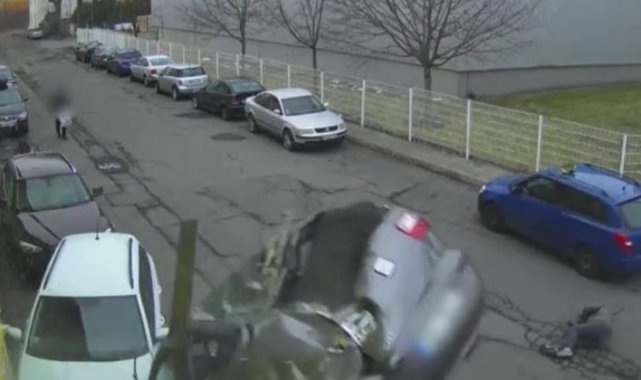 Çekya&#039;da kontrolden çıkıp uçan araç kadına çarptı