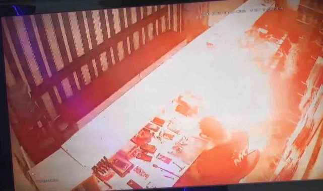 Cep telefonunun bataryası bomba gibi patladı