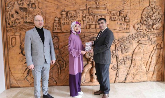 Çevre dostu öğrenciye Rektör Aktekin'den tablet ödülü