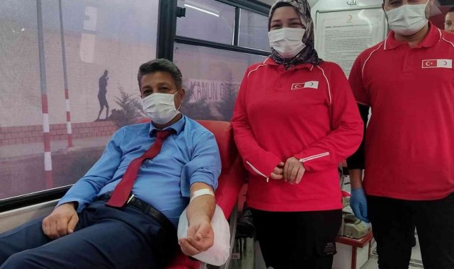 Cezaevi personeli kan bağışında bulundu