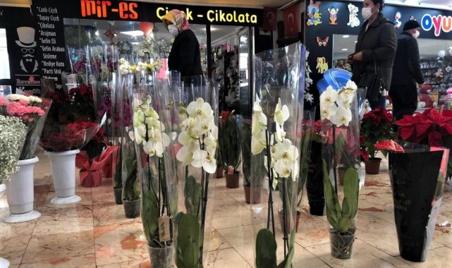 Çiçekçilerde 14 Şubat mesaisi