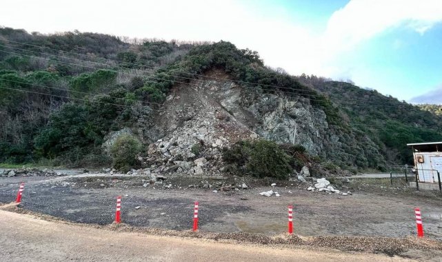 Çınarcık-Armutlu kara yolundaki heyelanlı bölgede temizlik çalışması