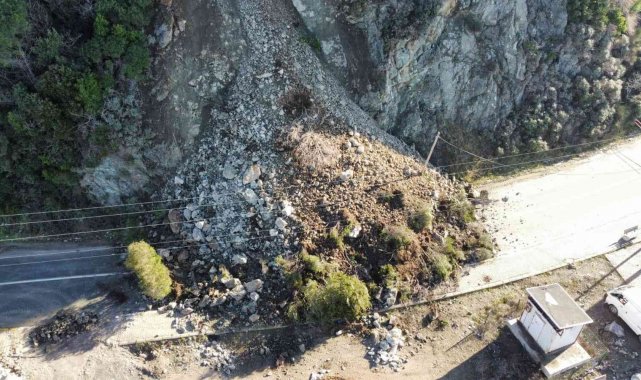 Çınarcık-Armutlu yolundaki heyelan kaldırma çalışmalarına ara verildi