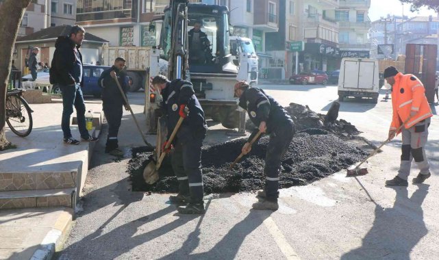 Çınarcık'ta asfalt yama çalışması