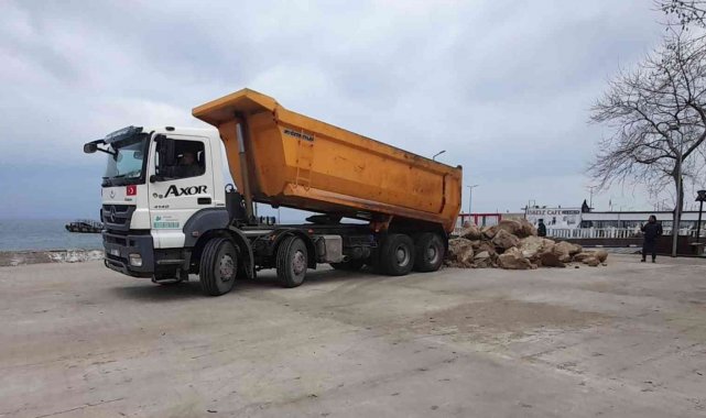 Çınarcık'ta Turgut Özal Parkı kıyı şeridi onarılıyor