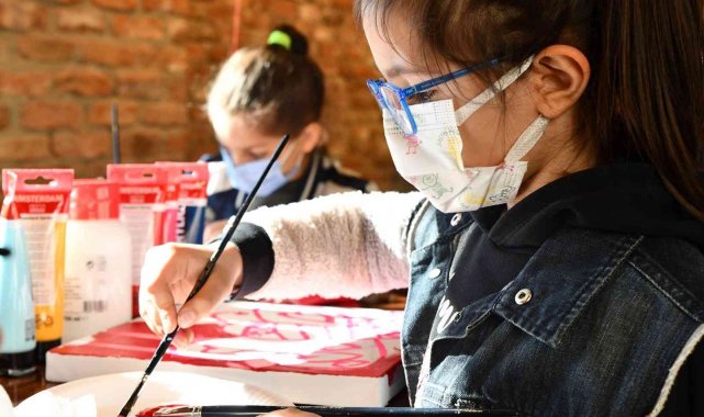 Çizdikleri resimleri alzheimer hastası büyüklerine armağan edecekler