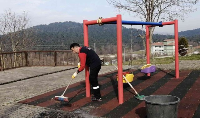 Çocuk parkında yakılan ateş tepkilere neden oldu