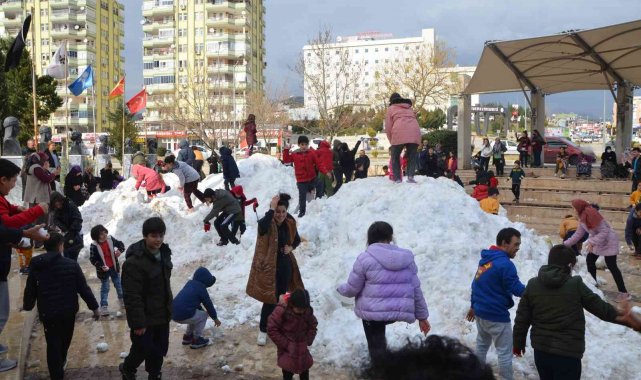 Çocuklar için kamyon kamyon kar taşındı