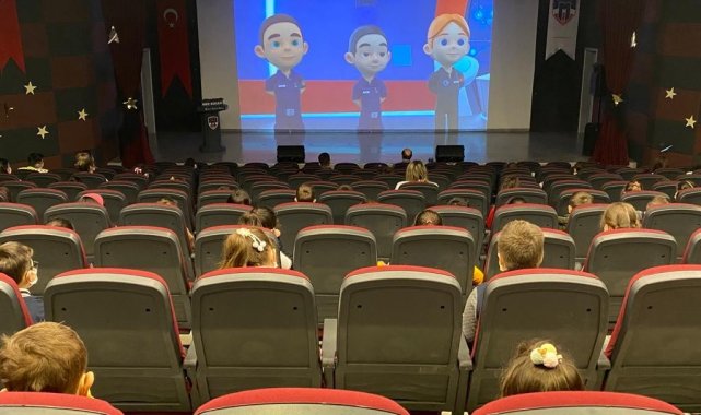 Çocuklar jandarmayla birlikte çizgi film izledi