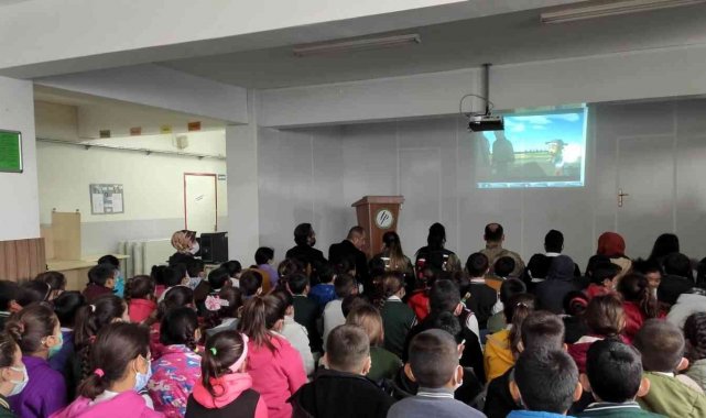 Çocuklar jandarmayla birlikte çizgi film izledi