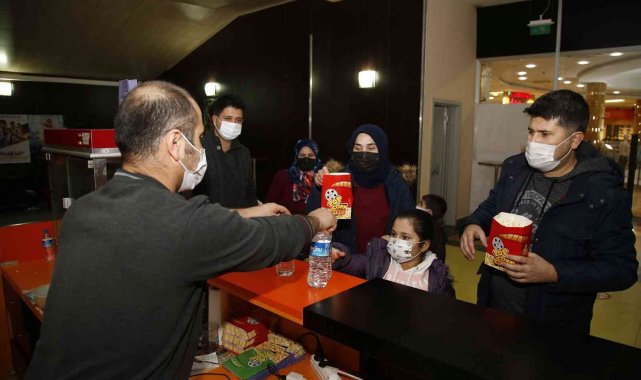 Çocuklara karne hediyesi Döşemealtı Belediyesi'nden