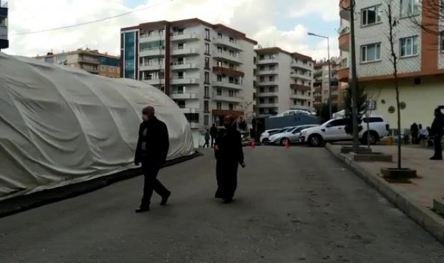 Çocuklarına kavuşan Doğan çifti, sevinçlerini evlat nöbetindeki ailelerle paylaştı