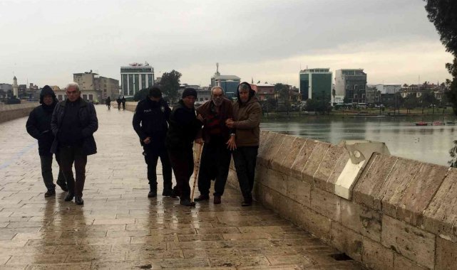 Çocuklarının sokağa terk ettiği yaşlı adama esnaf sahip çıktı