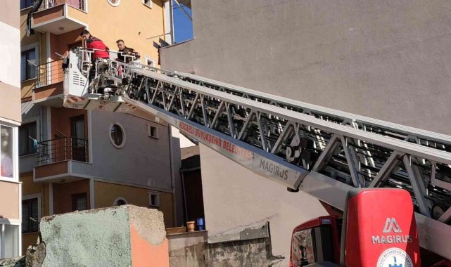 Çocuklarıyla birlikte eve kilitlendi