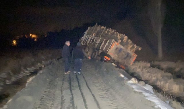 Çöken yolda batan tomruk yüklü kamyon devrilmekten son anda kurtuldu