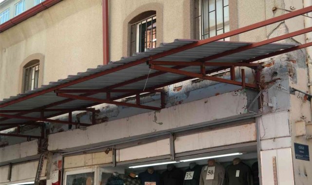 Çökerek 1 kişinin yaralanmasına neden olan tente onarıldı