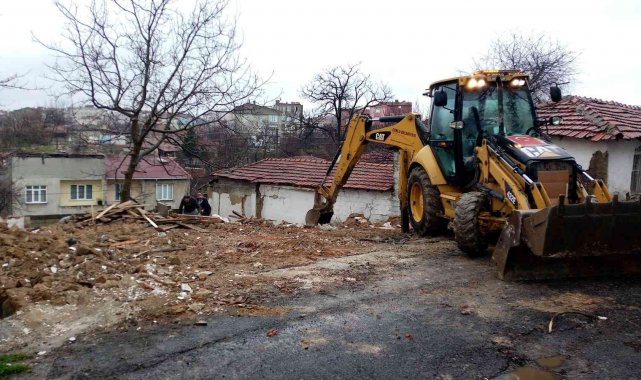 Çorlu'da yıkılan metruk ev mahalleliyi rahatlattı