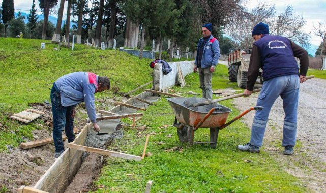 Çoruk Mezarlığının yıkılan duvarı onarıldı