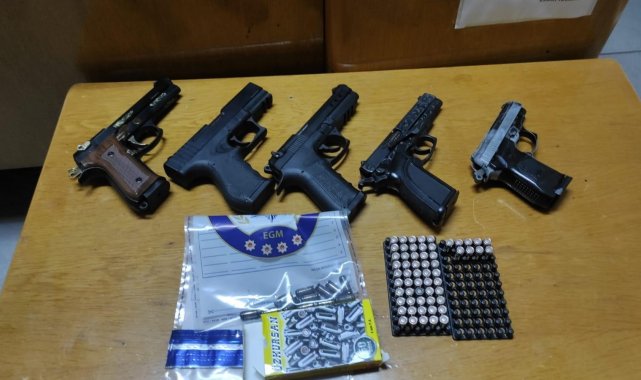 Çorum'da bir şahsın üzerinde 5 ruhsatsız tabanca yakalandı