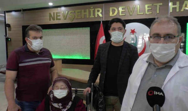 Covid-19 hastası annesine moral vermek için hastane odasında oynadı