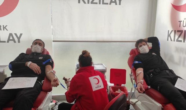 Covid-19&#039;da kan stokları azaldı polisler kan bağışı yaptı