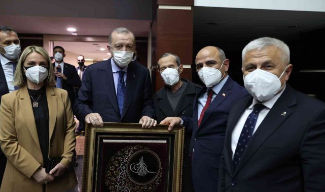 Cumhurbaşkanı Erdoğan'a Hereke halısı ve el yazması Kuran-ı Kerim takdim edildi