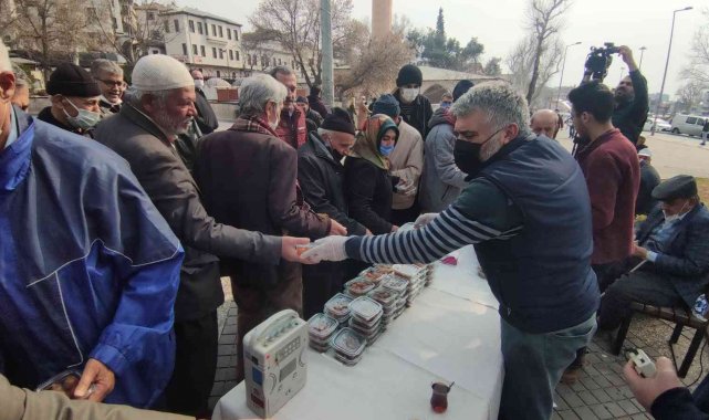 Cumhurbaşkanı için lokma döküp dağıttı