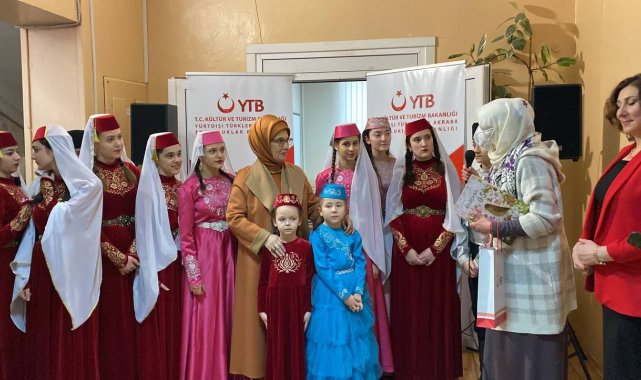 Cumhurbaşkanı&#039;nın eşi Emine Erdoğan, YTB&#039;nin desteği ile hazırlanan Tatarca çocuk kitaplarını Ukrayna&#039;da miniklere hediye etti