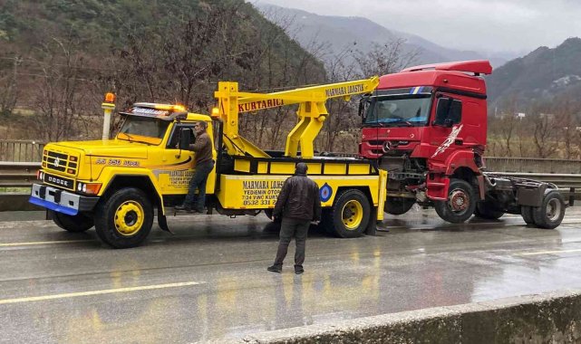 D650&#039;de bariyerleri aşan tır karşı şeride geçti: 2 yaralı