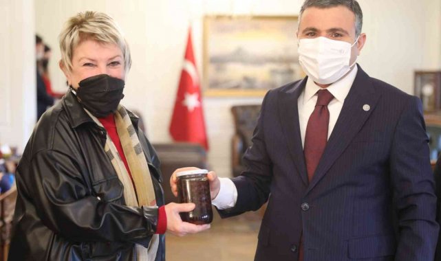 Dağ çileği kooperatifinden Vali Atay'a ziyaret