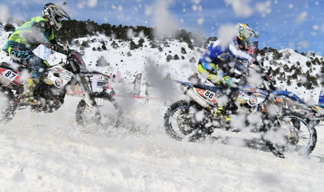 Davraz&#039;da düzenlenen motosnow yarışları nefes kesti