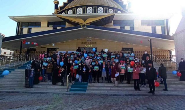 Dede ve torunların camideki renkli buluşması