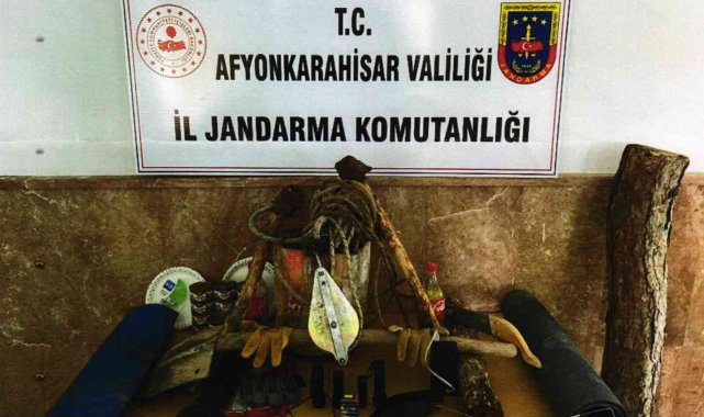 Define bulmak için kazdıkları 11 metrelik çukurda yakalandılar