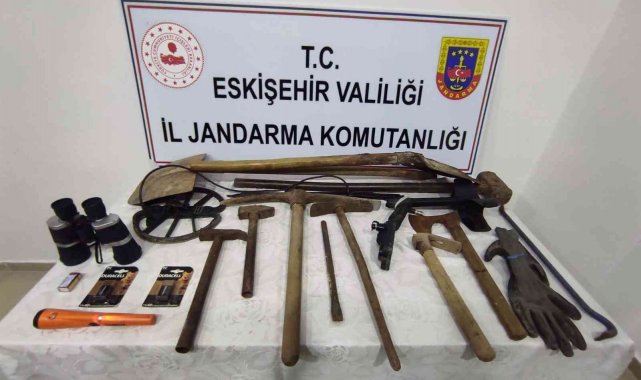 Defineciler suç üstü yakalandı