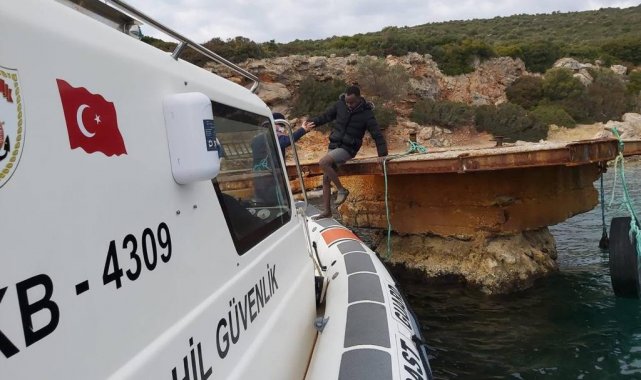 Denize atılan 3 göçmenden 2'si kurtarıldı, 1 göçmen kayıp