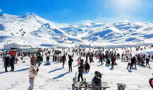 Denizli Kayak Merkezi&#039;nde kar kalınlığı 180 santimetreyi buldu