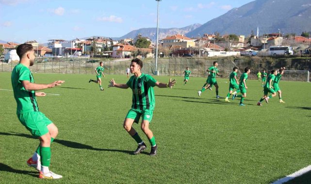 Denizlispor'un gençleri erteleme maçlarında Menemen engelini rahat geçti