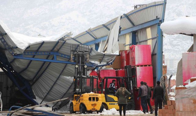 Deponun çatısı biriken karlar temizlenmeye başlarken çöktü