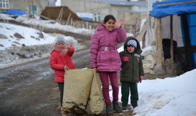 Depremzede çocukları sevindirdiler