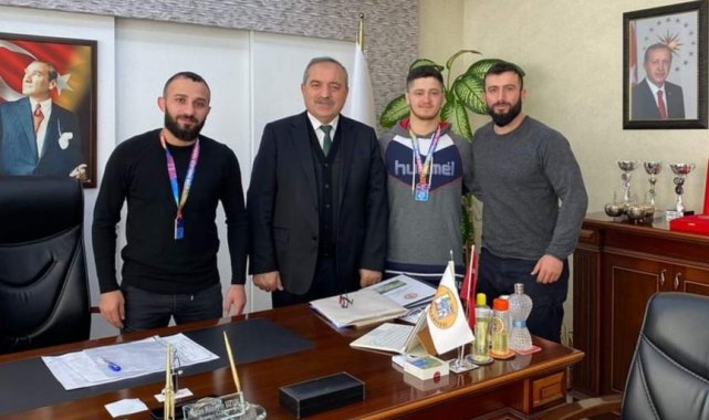 Dereceye giren güreş takımından Başkan Uzun'a ziyaret